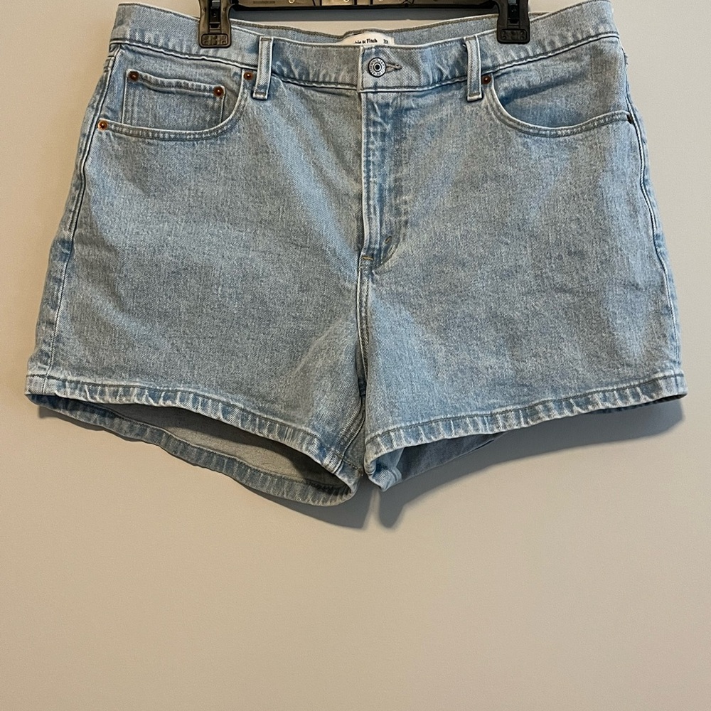 Abercrombie & Fitch High Rise 4” Mom Short 16/33